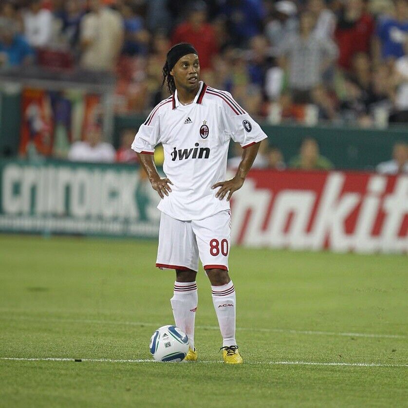 Ronaldinho nameset AC Milan